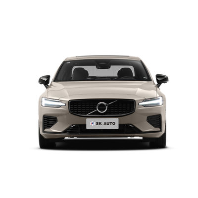 O meio da movimentação de quatro rodas de carro elétrico da limusina de Volvo S60 T8 obstrui em EV híbrido