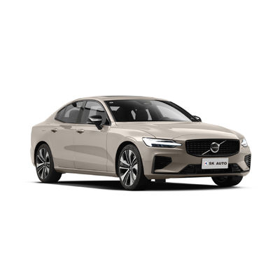 O meio da movimentação de quatro rodas de carro elétrico da limusina de Volvo S60 T8 obstrui em EV híbrido
