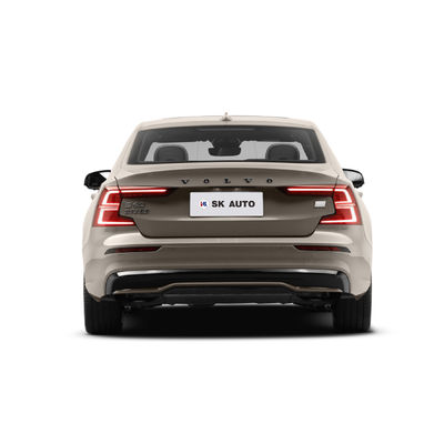 O meio da movimentação de quatro rodas de carro elétrico da limusina de Volvo S60 T8 obstrui em EV híbrido