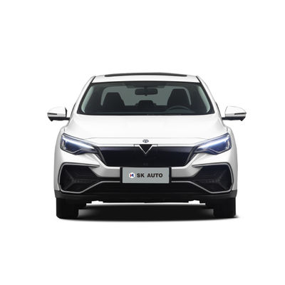 O cruzamento longo varia o automóvel EV Dongfeng Venucia D60EV que de 420km o cruzamento longo varia carros de 420km EV para famílias
