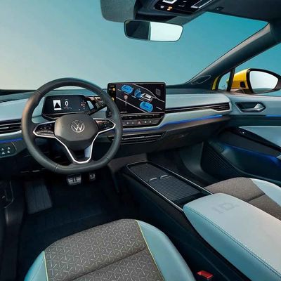 No automóvel conservado em estoque EV SUV Volkswagen ID4 X auto estacionando 600 quilômetros de escala para a família