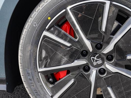 Veículo modelo 601km alcance 83.2kWh capacidade da bateria AWD carregamento rápido teto solar estrutura de alta tensão confortável para a família